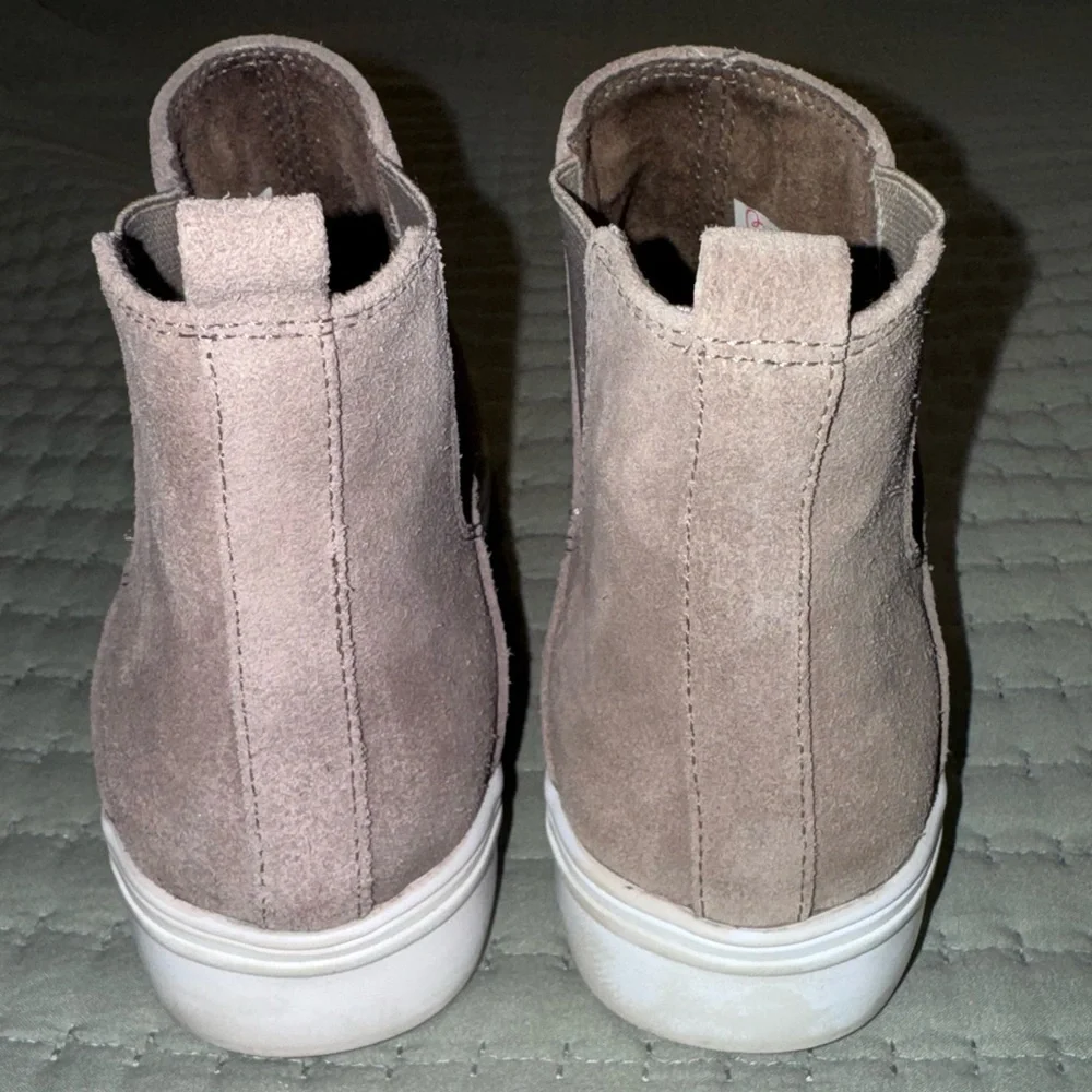 Blondo Stylish Tan Suede waterproof Ankle Boots. Size ladies 6. GUC